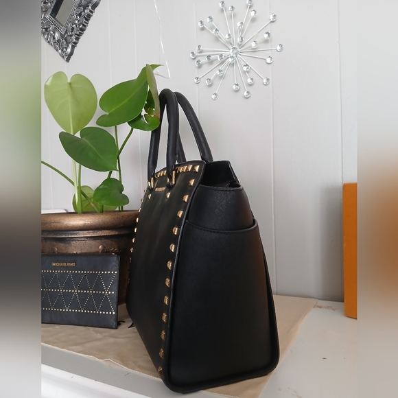 Michael Kors Black Bag With Pouch. - Picture 5 of 10